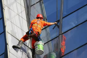 青岛蜘蛛人幕墙清洗